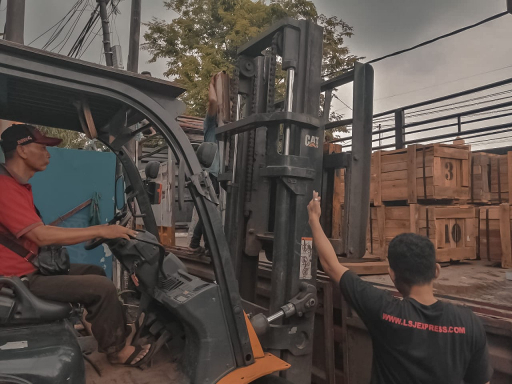 Jasa Ekspedisi Murah Jember ke Baubau