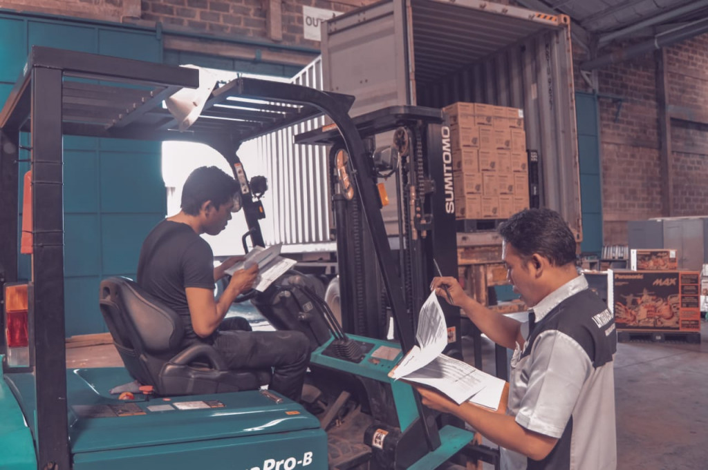 Sewa Ekspedisi Via Container Kendari ke Surabaya